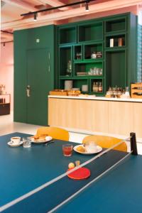 - une table avec des billes de ping-pong dans l'établissement Conscious Hotel Vondelpark, à Amsterdam