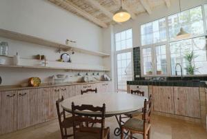 a kitchen with a table and chairs in a room at Apartamentos Castillo Quince in Cartaya