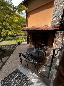 un patio con mesa y un edificio en Villa Romana, en Pezinok