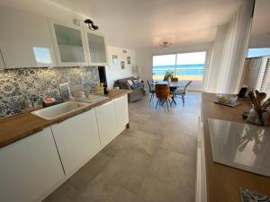 Η κουζίνα ή μικρή κουζίνα στο 635 Appartement avec vue panoramique face à la mer