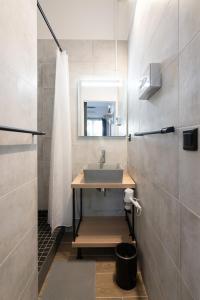 La salle de bains est pourvue d'un lavabo et d'un miroir. dans l'établissement La Petite Escale, à Avignon