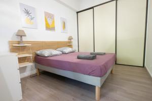 A bed or beds in a room at La Petite Escale