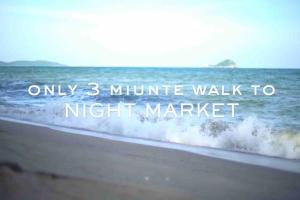 華欣的住宿－Huahin Stay，海滩上写着字,步行数分钟便可抵达夜市