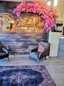A seating area at ArdoVel Park Hotel
