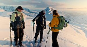 Skjolden Resort في سكوجلدن: ثلاثة أشخاص يقفون فوق جبل مغطى بالثلج