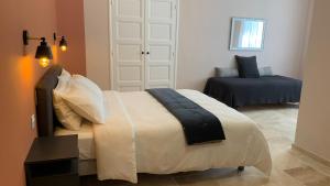 1 dormitorio con 1 cama grande y puerta en Logis de la Foulerie, en Bize-Minervois