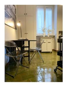 uma sala de estar com uma mesa e cadeiras em Elegant Apartment San Babila ,5 minutes from Duomo em Milão
