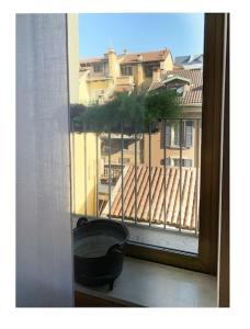 uma janela com vista para um edifício em Elegant Apartment San Babila ,5 minutes from Duomo em Milão