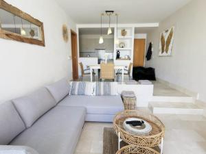 een woonkamer met een bank en een tafel bij Kayla - AzulenaCalpe in Calpe