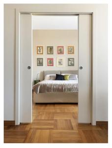 Giường trong phòng chung tại Elegant Apartment San Babila ,5 minutes from Duomo