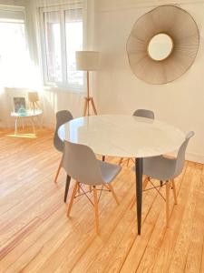 un tavolo da pranzo e sedie in camera di Chez Mathilde-appartement 2-Calais Nord /Citadelle a Calais