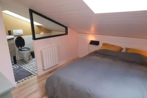Postel nebo postele na pokoji v ubytování Bright apt facing the Mont Blanc chain