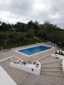 a swimming pool in a yard with chairs around it at Monte Papa Figos in Malhão