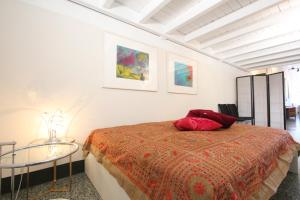 um quarto com uma cama e uma mesa de vidro em Giudecca Luxury Gallery em Veneza