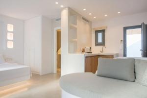 Ένα ή περισσότερα κρεβάτια σε δωμάτιο στο ABA Ηospitalité Paros- The Luxury Suite, Naousa, Paros