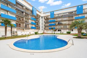 een zwembad voor een appartementencomplex bij Apartamento Welcs EMP 060 con Terraza y Piscina in Empuriabrava