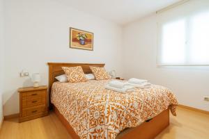een slaapkamer met een bed met twee handdoeken erop bij Apartamento Welcs EMP 060 con Terraza y Piscina in Empuriabrava