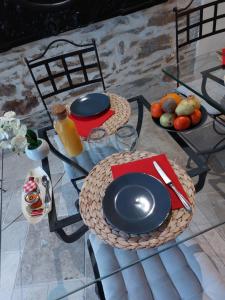 un tavolo di vetro con un piatto di cibo sopra di Auberge du dom a Bormes-les-Mimosas
