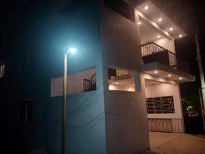 ein Straßenlicht neben einem Gebäude in der Nacht in der Unterkunft Sushmika Home in Yercaud