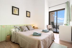 1 dormitorio con 1 cama con toallas en Apartamento Welcs EMP 063 Frente al Canal con Terraza, en Empuriabrava