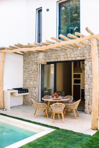 d'une terrasse avec une table et des chaises à côté de la piscine. dans l'établissement Villa Alemagou, à La Croix-Valmer