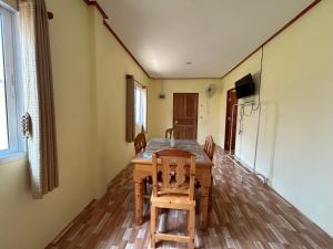 una sala da pranzo con tavolo e sedie in legno di 2 Bed Sunset Seaview Good View House B a Ko Yao Noi