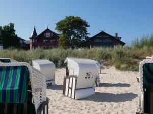 バンシンにあるVilla Strandklauseの浜辺に座る芝生の椅子