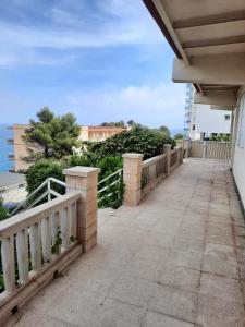 uma varanda de uma casa com vista para o oceano em Jacqueline em Salou