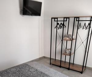 a shelf in a room with a tv and a rug at MARiPEP Playa Vinaròs in Vinarós
