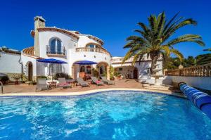 Πισίνα στο ή κοντά στο Villa EntreMarYTierra - piscina privada - climatizada