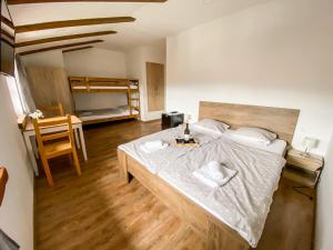 um quarto com uma cama e uma mesa com duas toalhas em Boutique Rooms & Winery Žorž em Vipava