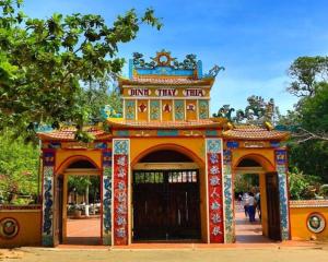 una entrada a una puerta en un parque en Nhà Nghỉ Việt Thắng Dinh Thầy Thím, en La Gi