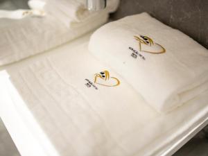 um par de toalhas sentadas em cima de uma mesa em Coração do Tua Hotel em Mirandela