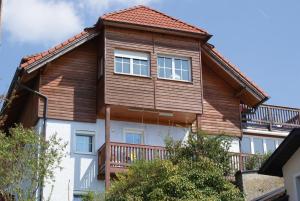 Holzhaus mit Balkon in der Unterkunft Mayerhofer House in Linz