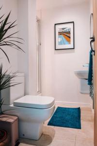 een badkamer met een wit toilet en een wastafel bij Albion Cottage central Falmouth with parking and 10 minutes to the beach in Falmouth