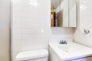 ein weißes Badezimmer mit Waschbecken und Toilette in der Unterkunft Hidden Gem in Cavendish