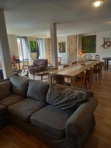 - un salon avec un canapé et une table dans l'établissement logement entier spacieux et confortable à 1 h de Paris, à Courtenay