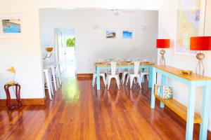 ein Esszimmer mit einem blauen Tisch und Stühlen in der Unterkunft Hummingbird in Saint James