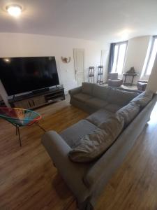 Televízia a/alebo spoločenská miestnosť v ubytovaní logement entier spacieux et confortable à 1 h de Paris