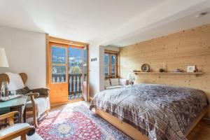 een slaapkamer met een bed, een bureau en een raam bij Ferienappartement 2 - Lockstein in Berchtesgaden