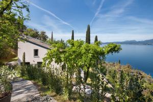 een huis aan de oever van een waterlichaam bij Villa Brancolin in Garda