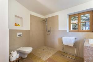 a bathroom with a toilet and a shower at Ferienappartement 2 - Lockstein in Berchtesgaden