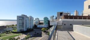 vistas a una ciudad con edificios y agua en HERMOSO departamento a cuadras del Metro en Rosario
