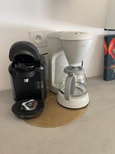 een koffiezetapparaat en een blender op een aanrecht bij Les orchidées in Saint-Cybranet