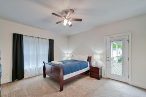 - une chambre avec un lit et un ventilateur de plafond dans l'établissement 6203 Bills Road, à Mineral