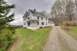 een oud wit huis op een onverharde weg bij 17-Acre Vermont Escape with Panoramic Mountain Views in Cavendish