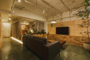 TV a/nebo společenská místnost v ubytování DENCHI TOKYO - Private Designer Stay in Asakusa