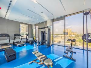 Fitness centrum a/nebo fitness zařízení v ubytování Charming Condo With Balcony Near Dubai Hills Park