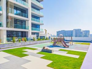 Bazén v ubytování Charming Condo With Balcony Near Dubai Hills Park nebo v jeho okolí