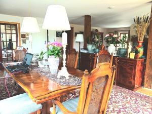 uma sala de jantar com uma mesa com um computador portátil em Rural retreat near Knock em Ballyhaunis